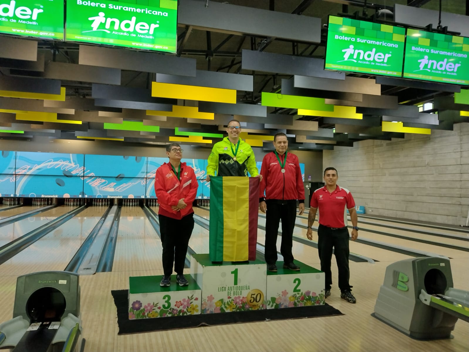 ‘SALVAVIDAS’ QUINDIANO DOMINÓ EN CLASIFICATORIO DE BOWLING VISUAL