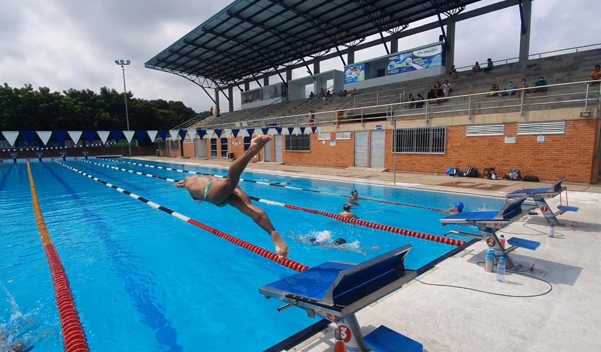 NUESTROS DEPORTISTAS QUINDIANOS LOGRARON 14 MEDALLAS EN COMPETENCIA DE NATACIÓN EN CALI