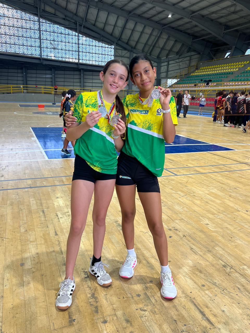 LUCÍA BARRIOS E ISABEL OSPINA, MEDALLISTAS EN LA IV VÁLIDA NACIONAL JÚNIOR DE BÁDMINTON
