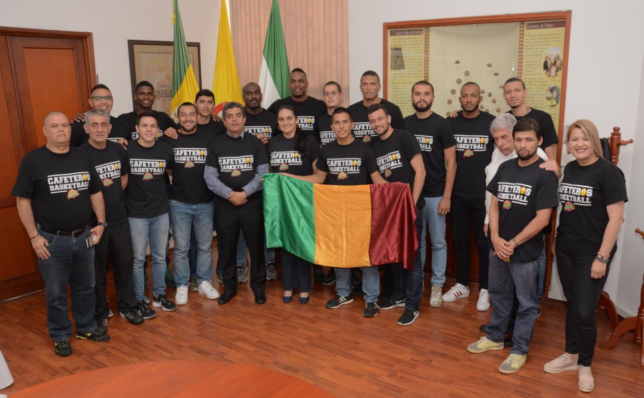 GOBIERNO SECCIONAL APOYA EL REGRESO DEL CLUB CAFETEROS, EQUIPO DE BALONCESTO DE LOS QUINDIANOS QUE RECIBIÓ LA BANDERA DEL DEPARTAMENTO