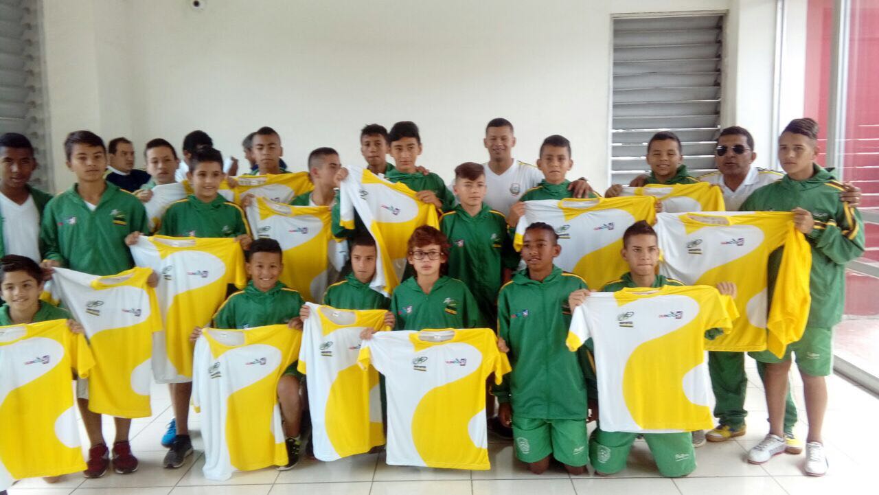 ENTREGA DEPORTIVA JUGADORES LIGA INFANTIL DE FUTBOL DEL QUINDIO