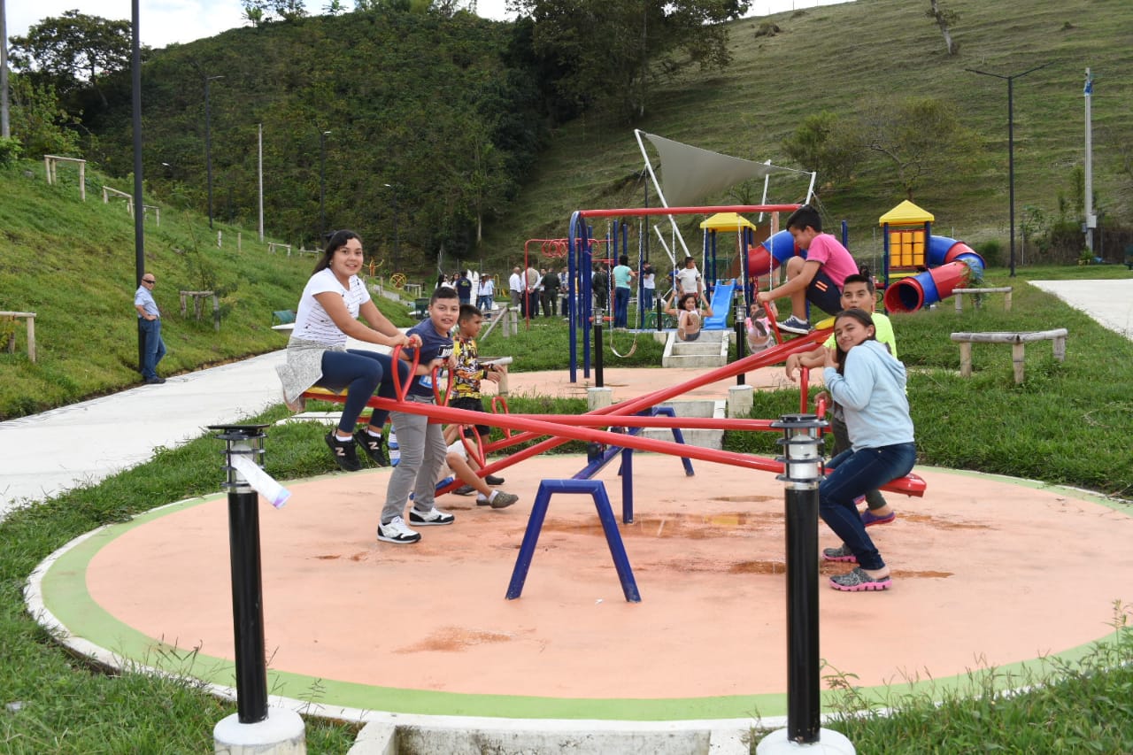 GOBIERNO DEPARTAMENTAL HACE ENTREGA DE DOS ESCENARIOS DEPORTIVOS EN EL MUNICIPIO DE CÓRDOBA