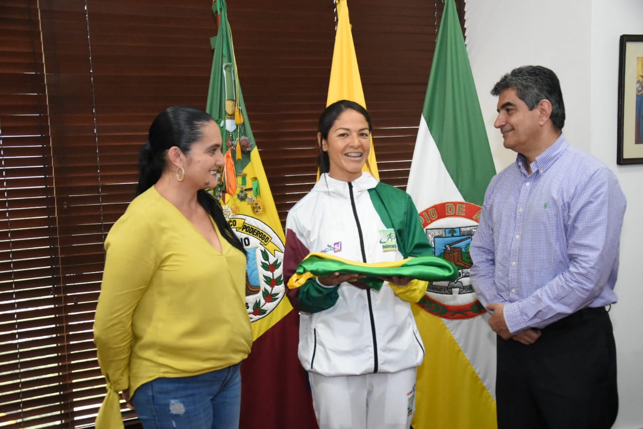GOBERNADOR ENTREGÓ LA BANDERA DEL DEPARTAMENTO A LINA RAGA COMO REPRESENTANTE DE LA DELEGACIÓN QUE IRÁ A LOS JUEGOS NACIONALES 2019