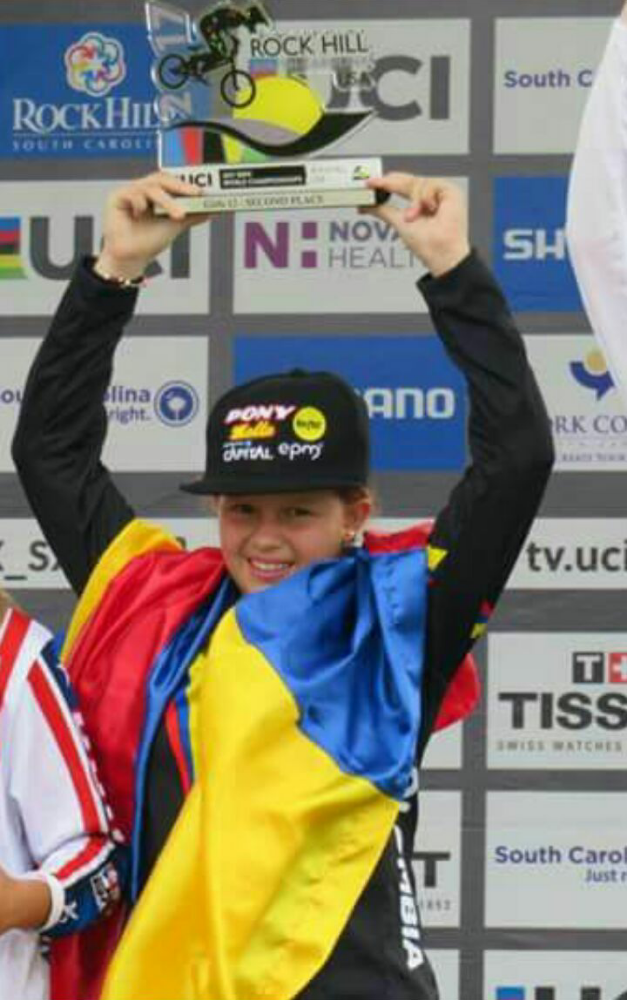 SILVANA MU?OZ, LA BICICROSISTA QUINDIANA APOYADA POR LA GOBERNACIÓN, ALZÓ NUEVAMENTE LA COPA QUE LA RATIFICA COMO LA SEGUNDA MEJOR DEL MUNDO EN BMX