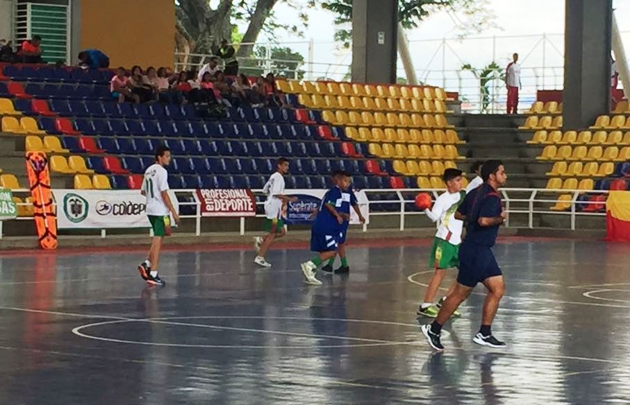 BALONMANO ARRANCÓ CON VICTORIA Y DERROTA